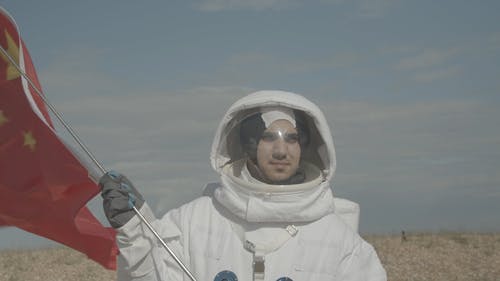 持有国旗的宇航员 · 免费素材视频