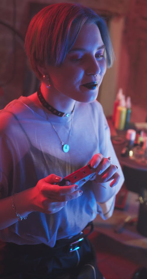 女摄影师使用模拟相机 · 免费素材视频