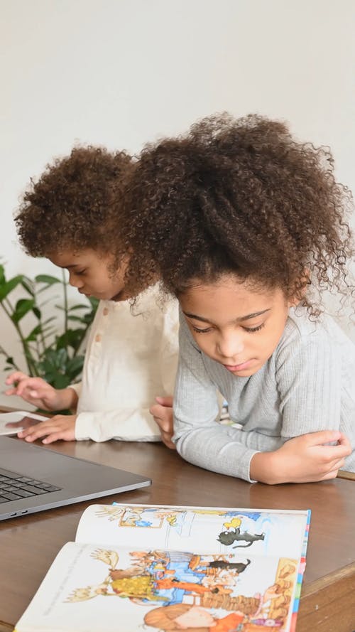 有关＃室内, 侧面图, 倾听的免费素材视频