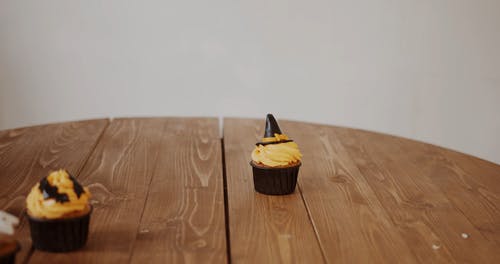 万圣节主题纸杯蛋糕在木桌 · 免费素材视频