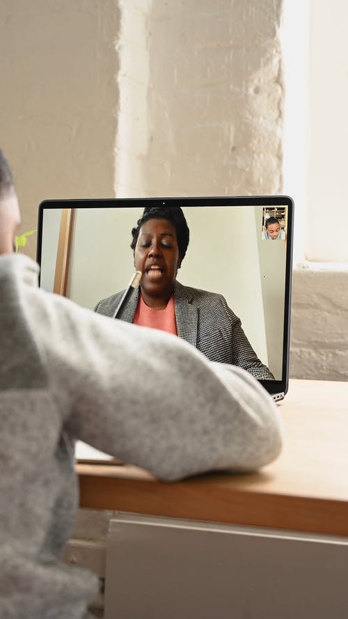 有关在家, 在线课程, 在肩膀上的免费素材视频