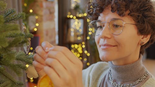 一个女人装饰一棵圣诞树 · 免费素材视频