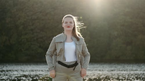 有关女性, 年轻, 弹出并锁定的免费素材视频