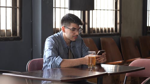 有关互联网, 人, 啤酒的免费素材视频