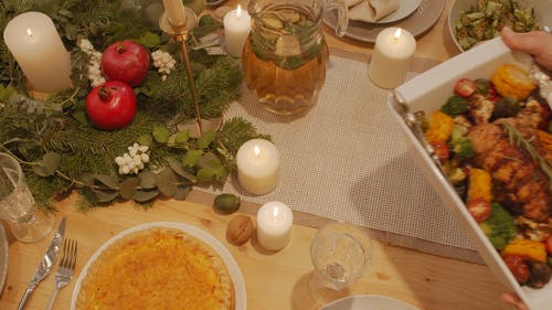 餐桌上供应美味的食物 · 免费素材视频