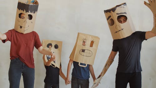 一个家庭戴着纸袋面具的万圣节 · 免费素材视频