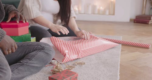 一对夫妇一起包装礼物盒 · 免费素材视频