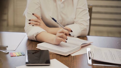 有关修剪指甲, 手, 握住的免费素材视频