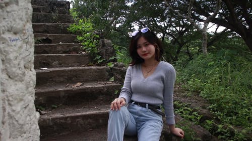 有关坐, 年轻, 户外摄影的免费素材视频