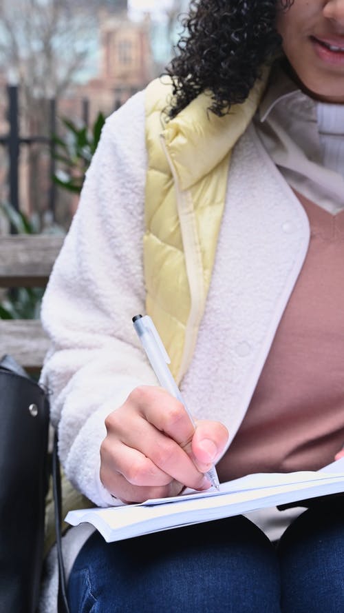 有关原子笔, 垂直视频, 女人的免费素材视频