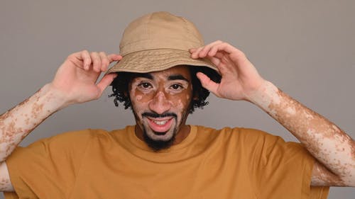 有关人, 室内, 帽子的免费素材视频