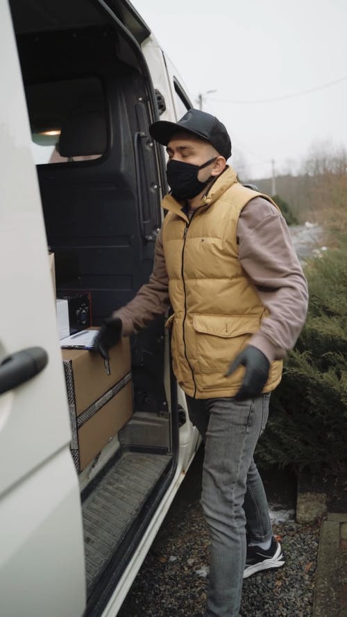 有关包裹, 垂直视频, 帽子的免费素材视频