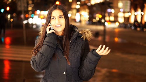 有关咖啡色头发的女人, 在晚上, 城市交通的免费素材视频