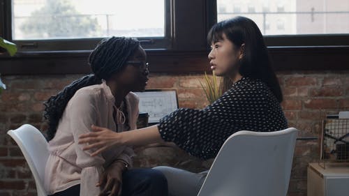 妇女喝咖啡聊天的视频 · 免费素材视频