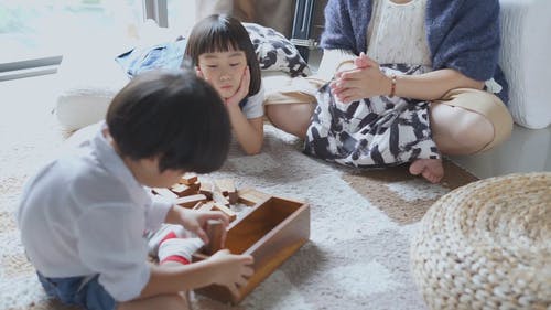 有关在家, 坐, 家人的免费素材视频