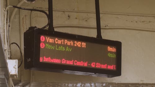 地铁内的监控板 · 免费素材视频