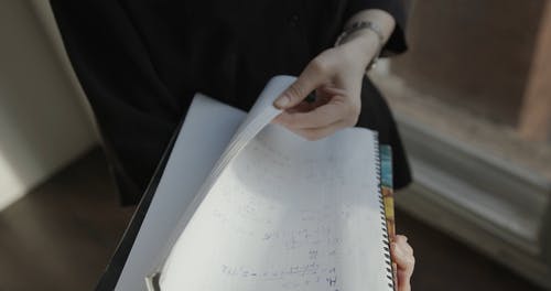 有关分配, 女手, 室内的免费素材视频