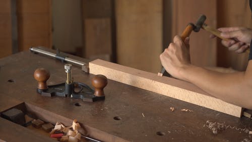 在木工中使用锤子和凿子 · 免费素材视频