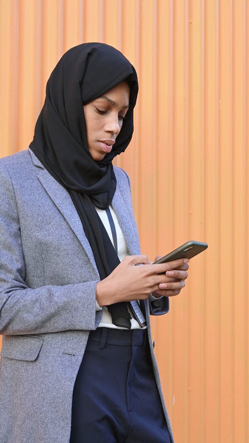 一个女人忙着使用她的智能手机 · 免费素材视频