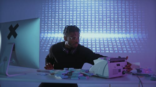 有关加密虚拟货币, 坐, 室内的免费素材视频