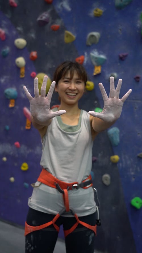 显示她的双手粉的运动服的女人 · 免费素材视频