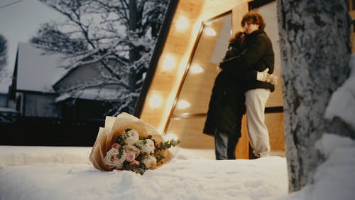 有关一对, 一束鲜花, 冬季的免费素材视频
