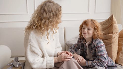 有关一起, 坐, 女人的免费素材视频