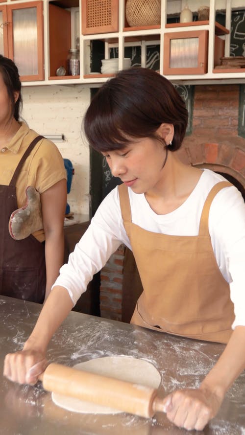 有关围裙, 垂直, 女性的免费素材视频