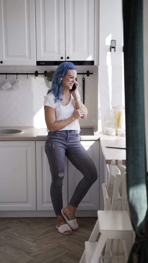 有关在家, 在讲电话, 垂直视频的免费素材视频