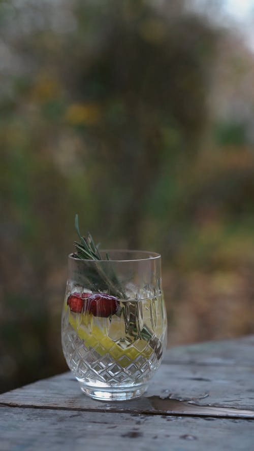 有关喝, 垂直视频, 户外的免费素材视频