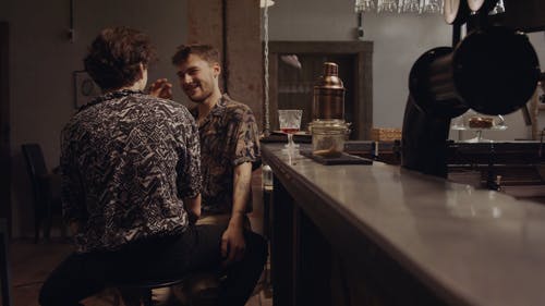 有关一对, 乱放电, 同性的免费素材视频