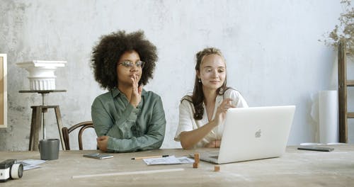 有关咖啡色头发的女人, 室内, 年轻女性的免费素材视频