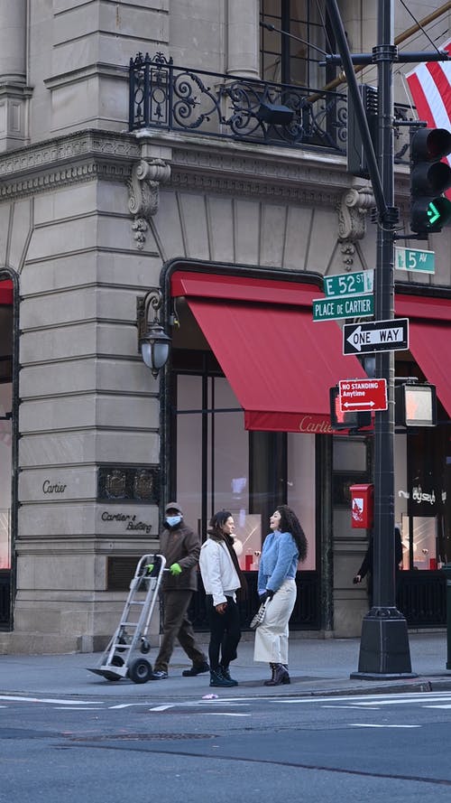 有关人行道, 低角度拍摄, 咖啡色头发的女人的免费素材视频