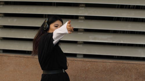 有关人, 年轻女子, 户外的免费素材视频