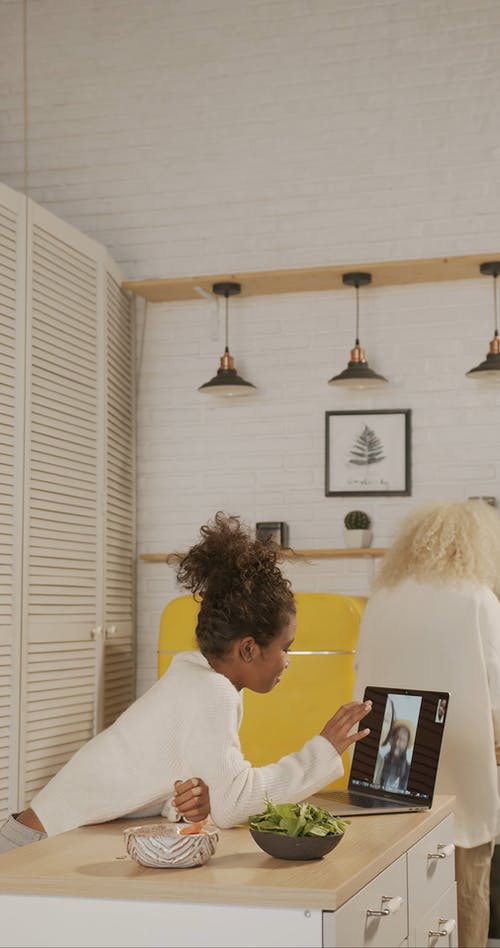 有关卷发, 垂直视频, 女人的免费素材视频