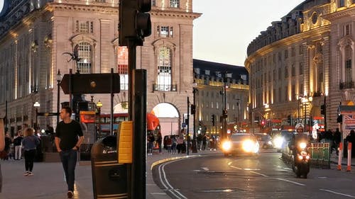 有关人行道, 伦敦, 傍晚天空的免费素材视频
