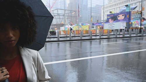 有关下雨天, 城市背景, 年轻女子的免费素材视频