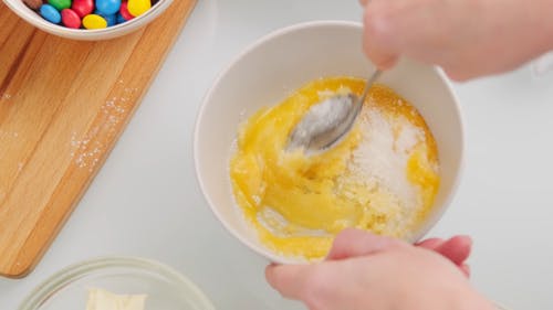 糖和鸡蛋混合 · 免费素材视频