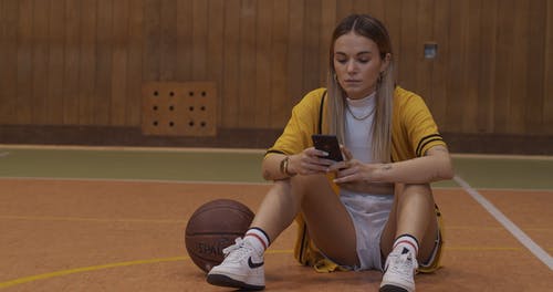 有关坐, 年轻女子, 复古的免费素材视频