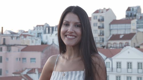有关女人, 屋顶, 微笑的免费素材视频