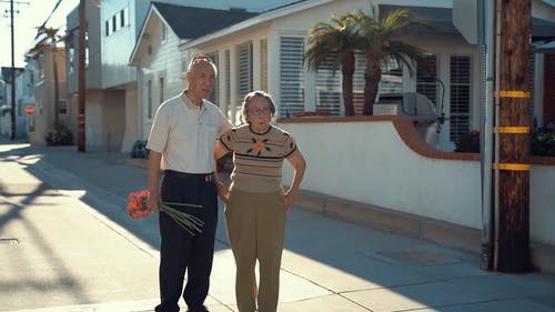一对老年夫妇在街上摆姿势拍照 · 免费素材视频
