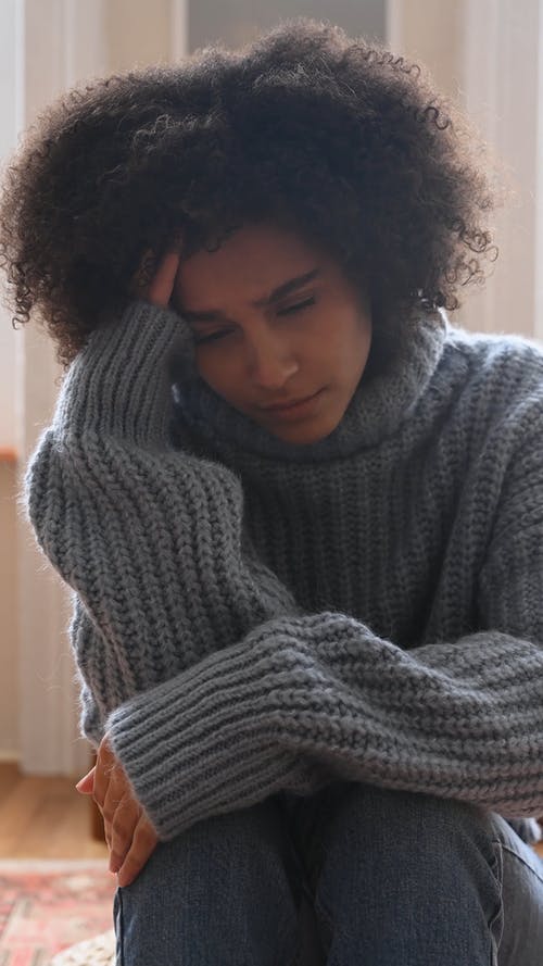 有关伤心, 在地上, 坐下的免费素材视频