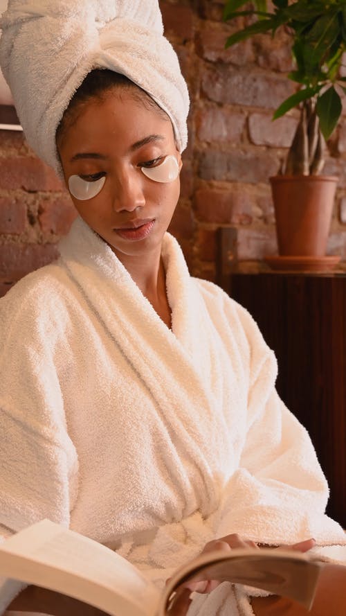 有关人, 坐, 垂直视频的免费素材视频