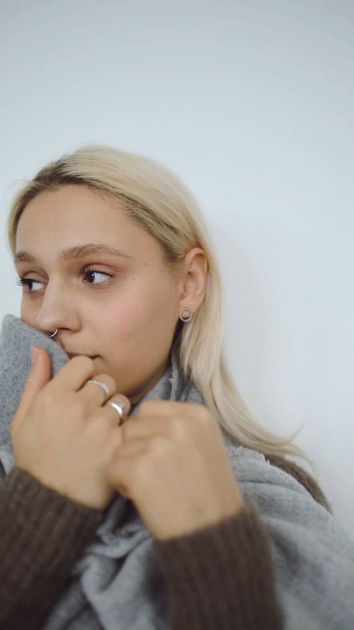 有关＃室内, 保持温暖, 冷的免费素材视频