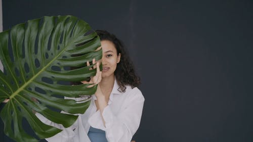 有关monstera deliciosa, 女人, 卷发的免费素材视频