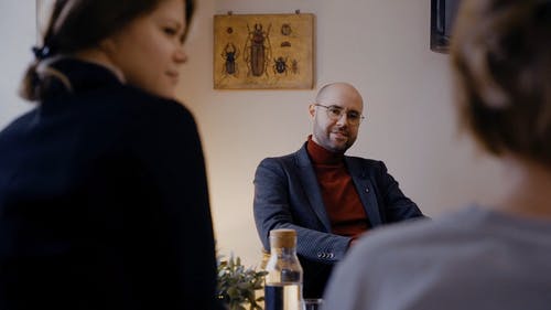 有关人, 吵架, 坐的免费素材视频