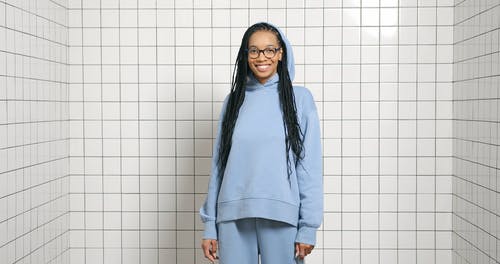 有关年轻, 微笑, 看着镜头的免费素材视频