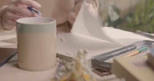 有关人, 原子笔, 咖啡杯的免费素材视频