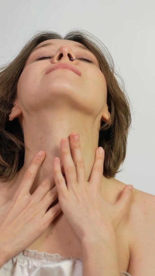 有关垂直视频, 女人, 工作室拍摄的免费素材视频