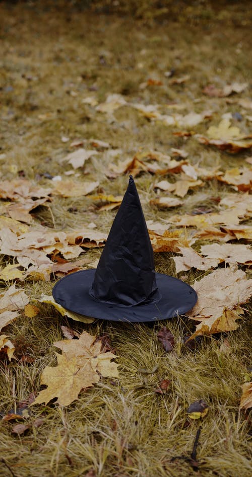 躺在地上的女巫帽 · 免费素材视频